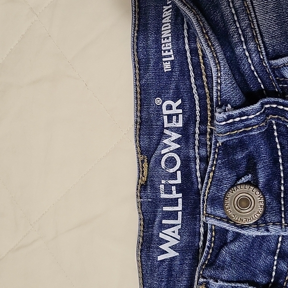 2 pairs Wallflower jeans - Picture 6 of 11